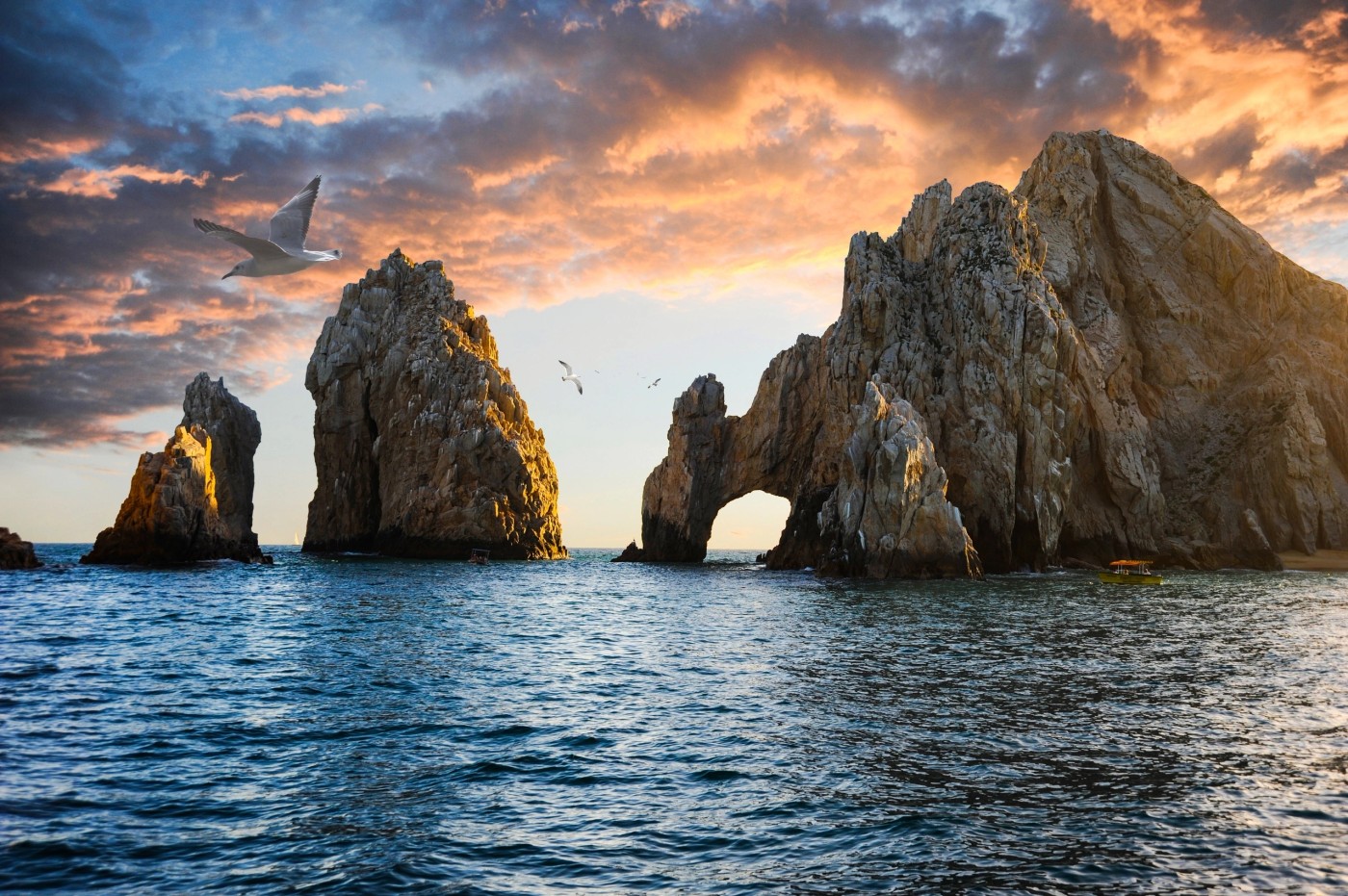 El Arco rock formation at the meeting of the sea in Cabo San Lucas